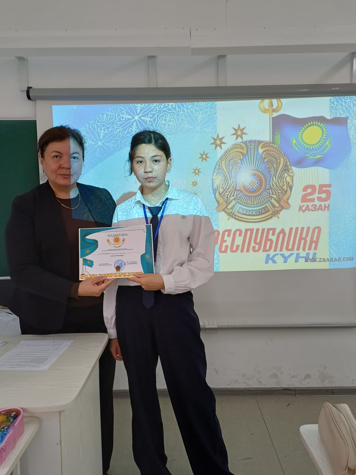 Вручение грамот к конкурсу рисунков посвящённый  к ДНЮ РЕСПУБЛИКИ