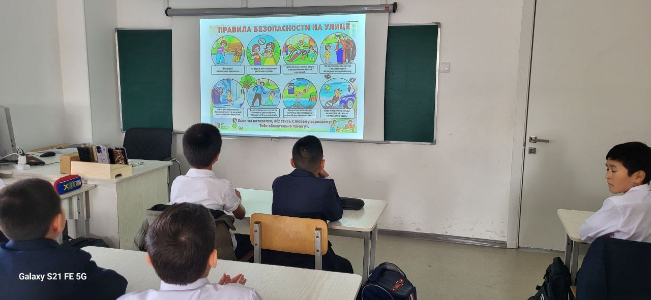 1–11 сыныптарда «КӨМЕК» бағдарламасы бойынша тәрбие сағаттары өтті.